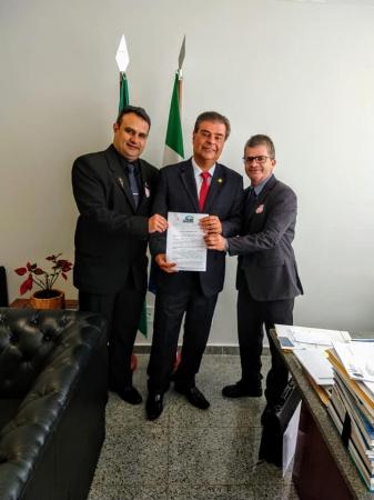 Enelto consegue kit agrícola com Nelson Trad