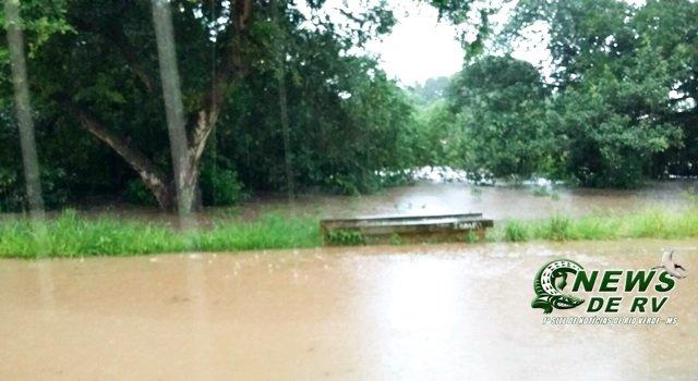 Rio transborda e água invade ruas chegando nas calçadas