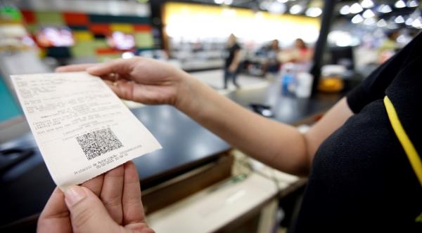 CPF na nota é chance de ganhar dinheiro em sorteio de R$ 300 mil por mês