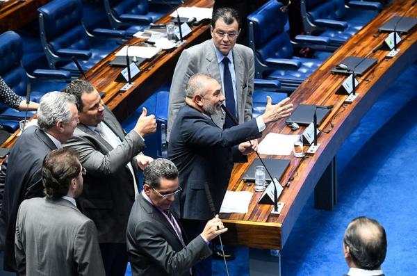 Senado aprova limitação temporária da taxa de juros do cartão