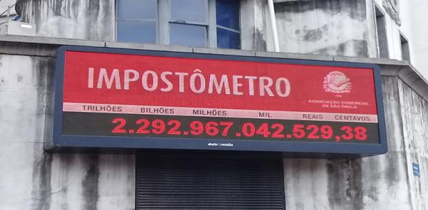 Impostômetro bate R$ 2 trilhões e tem 1ª queda anual da história