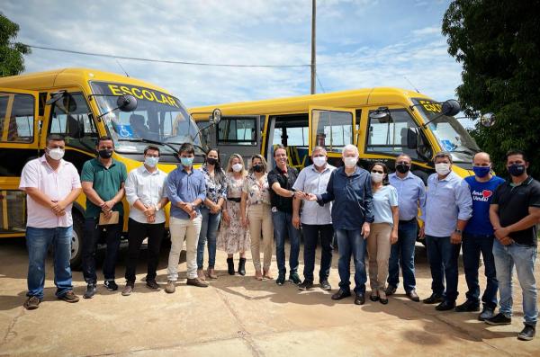 Prefeito Zé de Oliveira entregou dois ônibus à Secretaria Municipal de Educação