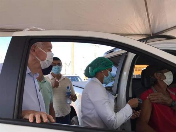 Zé de Oliveira acompanhou vacinação na Praça das Américas