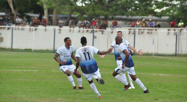 Costa Rica goleia Operário e fica mais perto do título