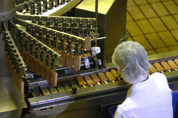 Economia brasileira cresce no 1º tri e volta ao patamar pré-pandemia