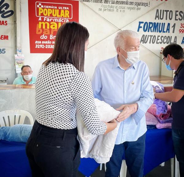 Zé de Oliveira fez a entrega de cobertores da Campanha Aqueça uma Vida