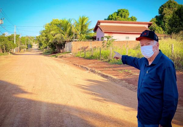 Prefeito Zé de Oliveira conferiu os trabalhos de limpeza do Jardim Semíramis