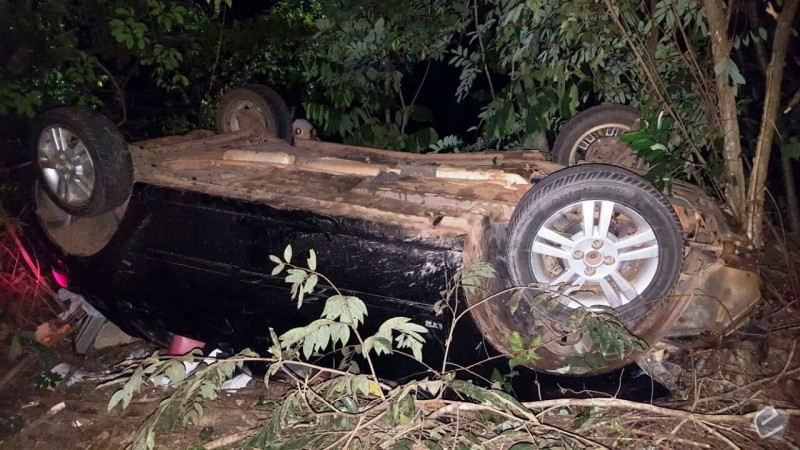 Um morre e quatro ficam feridos em capotamento na MS-480