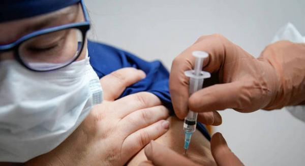 Vacinas injetam toxina e máscaras causam câncer?