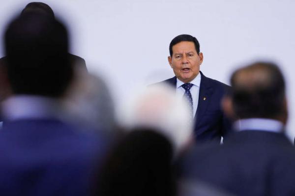 Mourão: Estados devem arcar com “consequências” de vacina em adolescentes