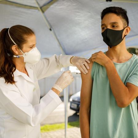 Vacinação em adolescentes de 12 segue neste sábado em Rio Verde