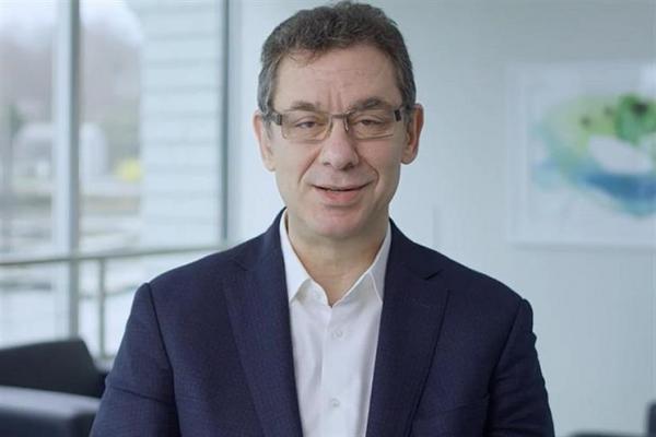 Diretor da Pfizer prevê volta à 