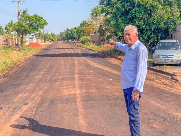 Zé de Oliveira visitou obras de pavimentação em ruas do bairro Nova Rio Verde