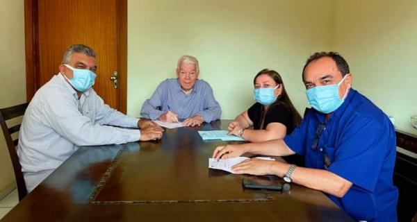 Prefeito Zé de Oliveira despacha em casa e Rio Verde não para