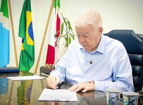 Prefeito Zé de Oliveira volta a despachar no gabinete