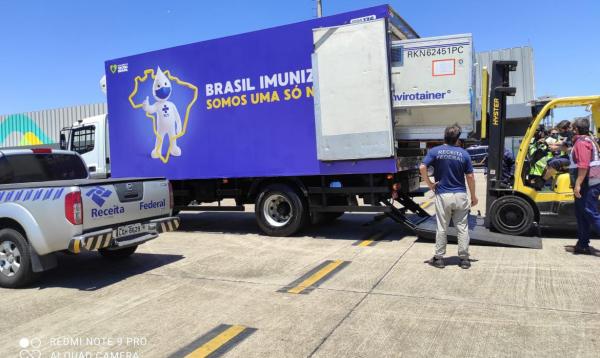 Brasil recebe mais um lote de vacinas da Pfizer contra covid-19