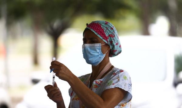 Covid-19: Brasil tem menor média móvel de vítimas desde abril de 2020