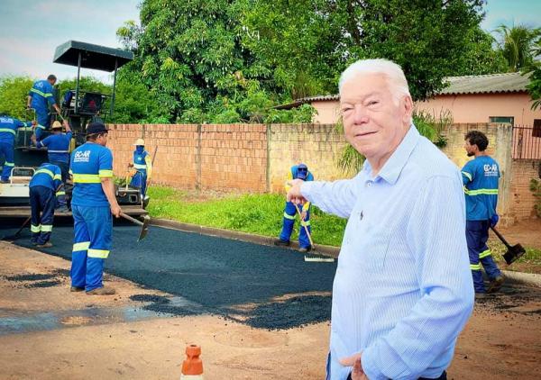 Zé de Oliveira confere pavimentação de ruas na Nova Rio Verde