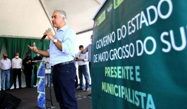 Reinaldo Azambuja entrega moradias e cartões de programa social em Chapadão do Sul 
