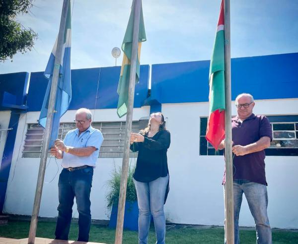 Bandeiras do Brasil, do estado e do município estão a meio mastro