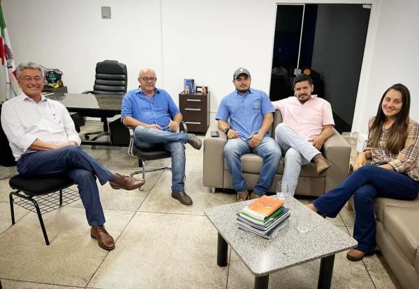 Prefeito Réus Fornari recebeu visita de Roberto Hashioka
