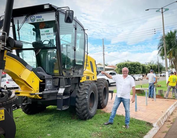 Prefeito Réus faz entrega de maquinário, veículo e ultrassom à saúde    