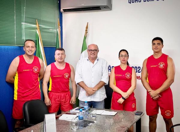 Prefeito Réus recebeu bombeiros que farão trabalho de prevenção a afogamentos