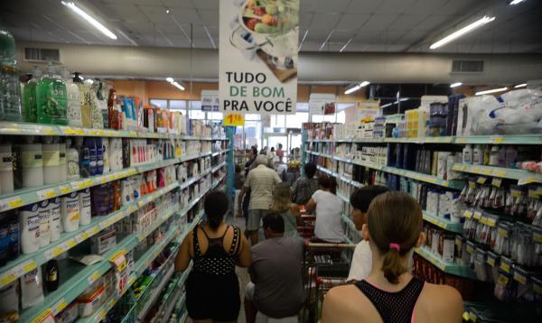 Setor de serviços cresce 2,4% em novembro, após dois meses de queda