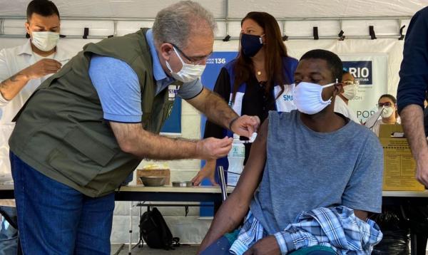 Covid-19: ministro da Saúde pede que se reforcem cuidados na vacinação