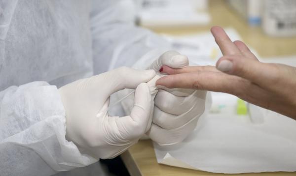 Infectados com Covid-19 podem ter variantes escondidas no corpo, diz estudo