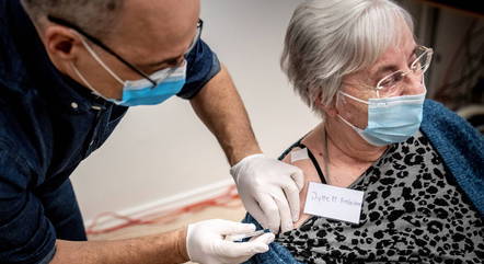 85% dos idosos entre 70 e 79 anos já tomaram a dose de reforço contra a Covid-19