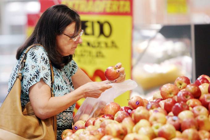 Corte nos juros e inflação menor elevam confiança do consumidor