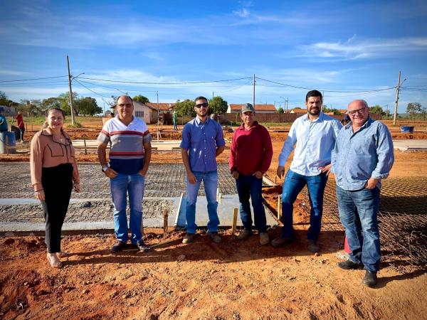 Prefeito Réus Fornari realiza vistoria nas obras de casas populares no Jardim Aeroporto II 