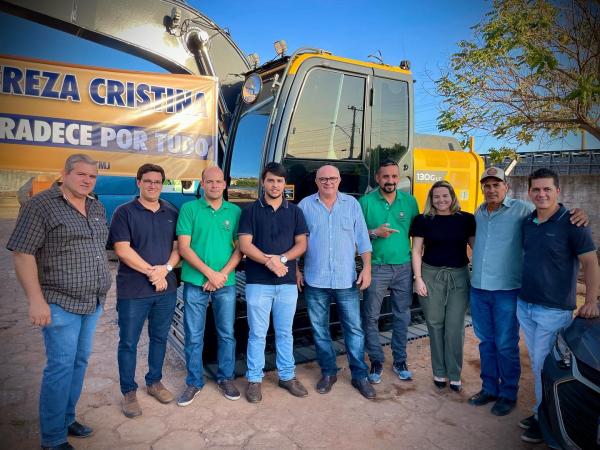 Secretaria de Obras recebeu uma escavadeira hidráulica