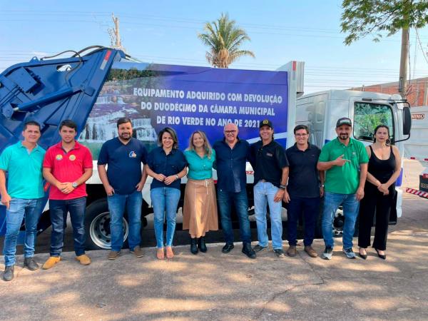 Câmara Municipal entregou caminhão para coleta de lixo em Rio Verde    