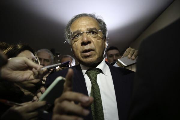 Guedes defende corte de tributo para bancar piso da enfermagem