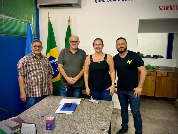 Prefeito Réus Fornari recebeu a poetisa Mara Calvis    