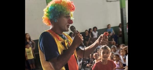 Palhaço Carequinha fez a alegria das crianças da Escola Crescêncio de Abreu