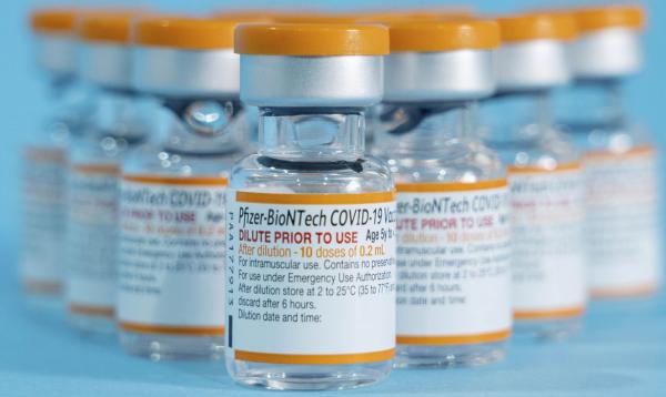Covid-19: dose de reforço de vacina diferente protege mais, diz estudo