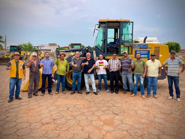 Secretaria de Obras recebe pá carregadeira zero km 