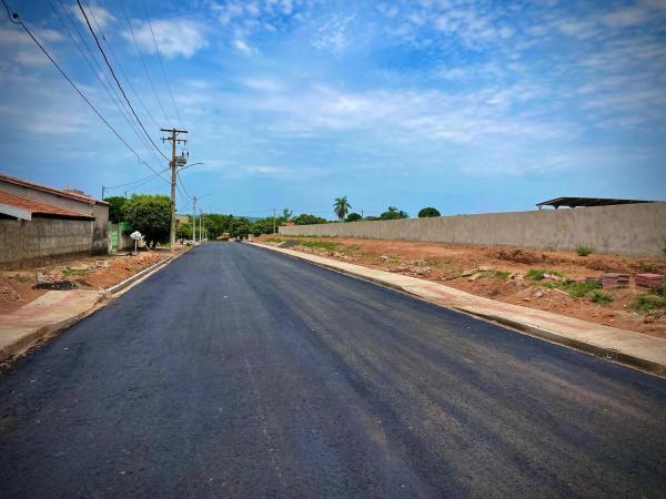 Prefeitura Municipal de Rio Verde segue asfaltando ruas da cidade    