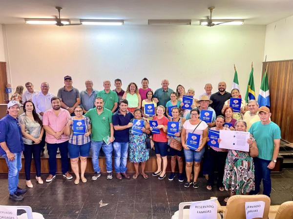 Prefeito Réus entregou escrituras a moradores do Luiz Bandeira de Brito e Serra Verde    