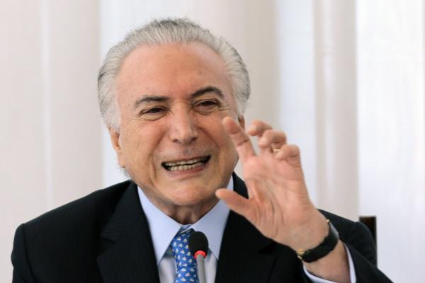 Temer: Lula tem ‘pés no palanque e olhos no retrovisor’, ao citar ‘golpe’