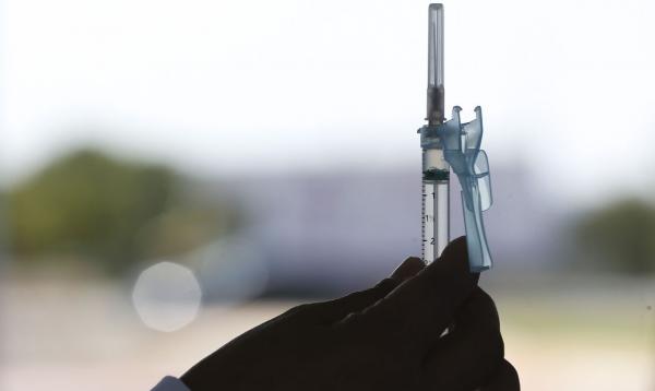 Duas doses de vacina monovalente são exigidas para poder tomar bivalente da covid