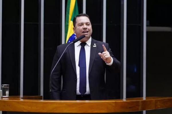Deputado quer suspender demarcação para indígenas invasores de terras