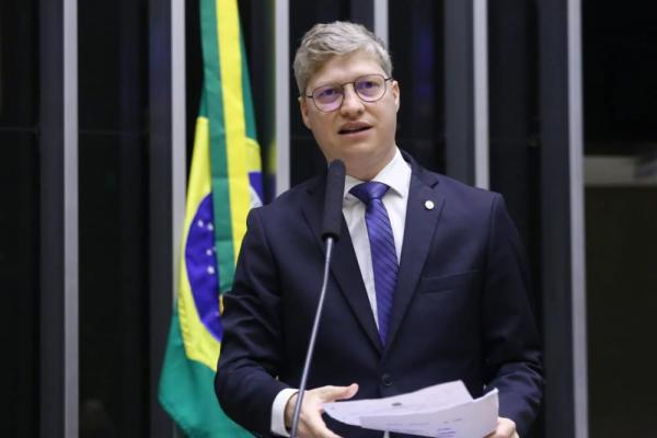 Van Hattem cobra Moraes após fala de Lula contra instituições