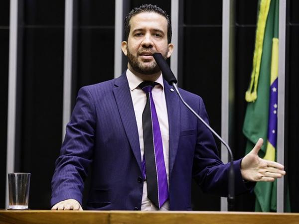 Deputados do PL querem cassar mandato de Janones após insultos a Nikolas na CCJ