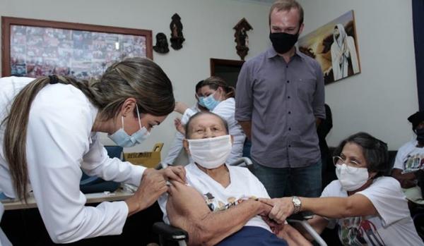 Vigilância e vacinação foram essenciais para combater pandemia