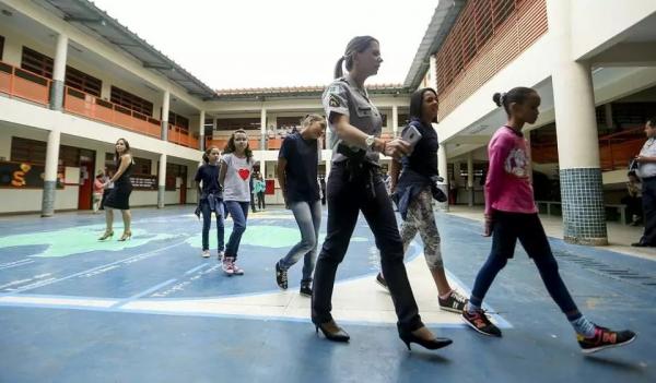 Comissão da Câmara ouve ministro sobre escolas cívico-militares