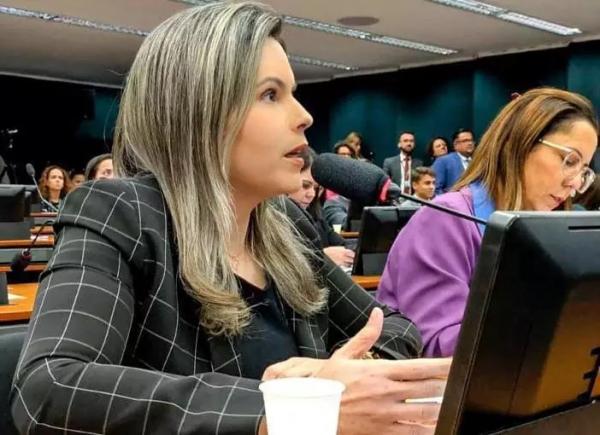 Deputada diz que ministra prioriza questões de gênero e não medicamentos